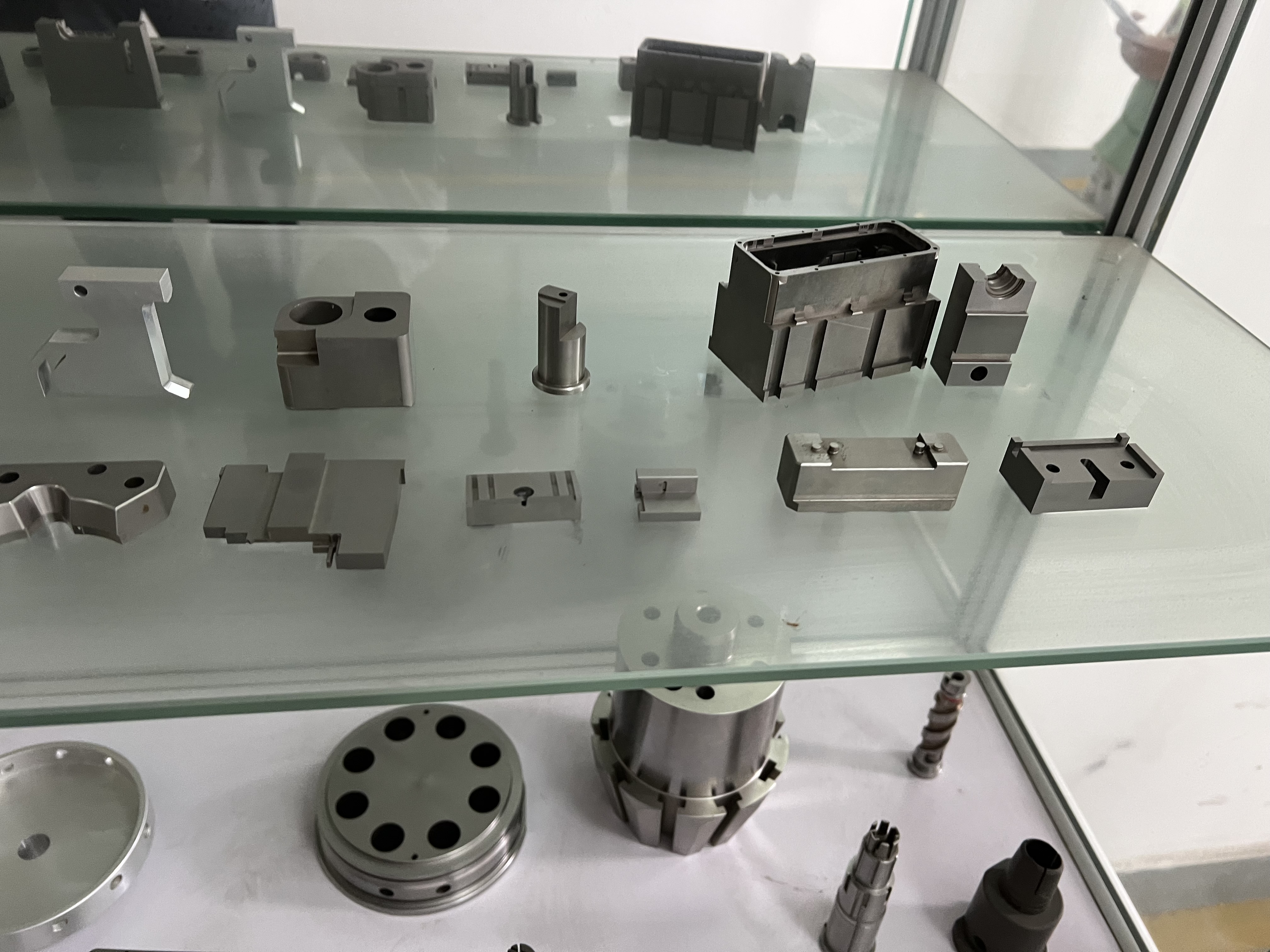 Slider and lifter mold components with angled surfaces, gib slots and guide features for undercut formation